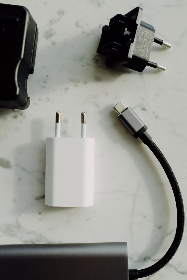 Hvid USB-oplader med kabel