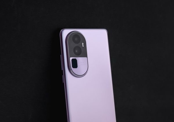 Bagsiden af en lilla smartphone med kameraet